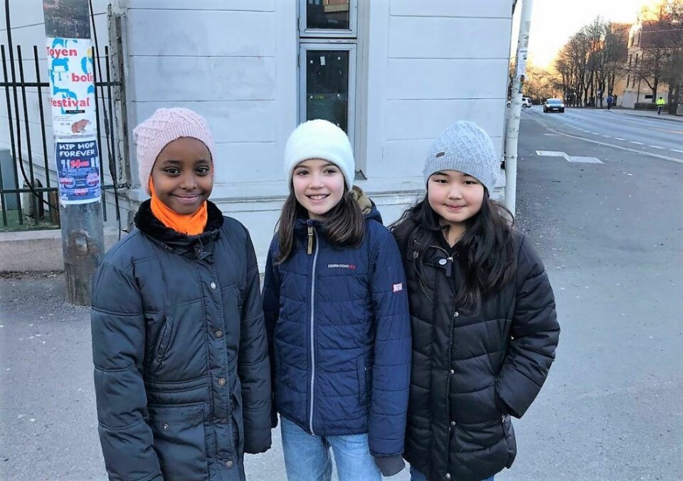 Mona, Agnes og Kamilla er femteklassinger på Tøyen skole. Å krysse trafikkerte veier på skoleveien er hverdagen for elevene på Tøyen. Foto: Sara Louise Svendsen