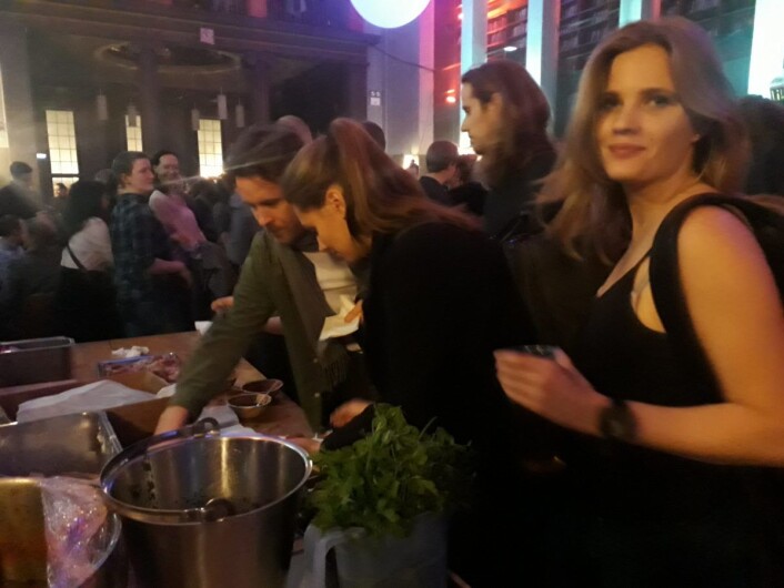 Charlotte Dedekam og Maria Kanstad hadde blandede følelser ved avslutningsfesten på Deichman. Foto: Emilie Pascale Charlotte Dedekam og Maria Kanstad hadde blandede følelser ved avslutningsfesten på Deichman. Foto: Emilie Pascale