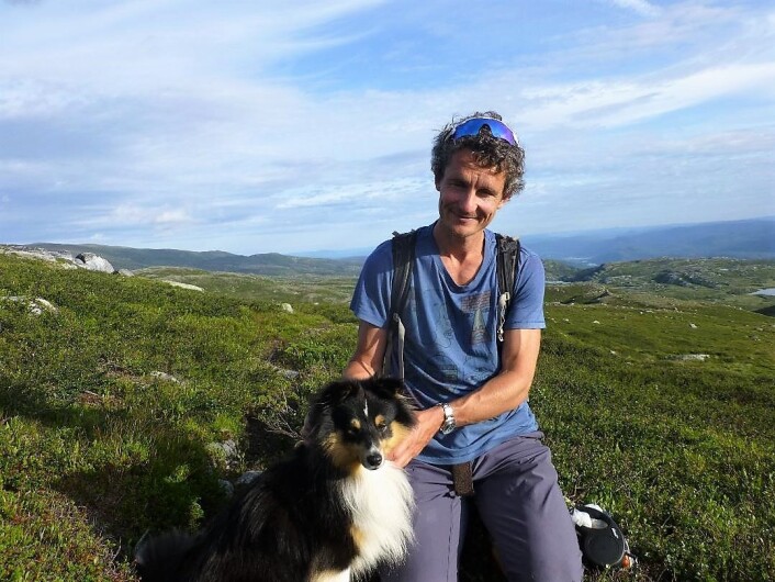 Truls Gulowsen med hunden Bill. Ute på byen i Oslo er ikke hunden særlig velkommen. Foto: Privat Truls Gulowsen med hunden Bill. Ute på byen i Oslo er ikke hunden særlig velkommen. Foto: Privat