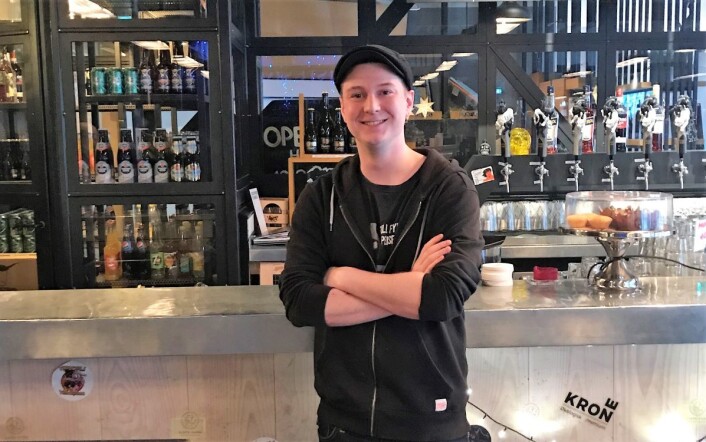 Martin Eliot, bartender på siste Sang i Grønlandsleiret, ønsker hunder velkommen. Foto: Sara Louise Svendsen Martin Eliot, bartender på siste Sang i Grønlandsleiret, ønsker hunder velkommen. Foto: Sara Louise Svendsen