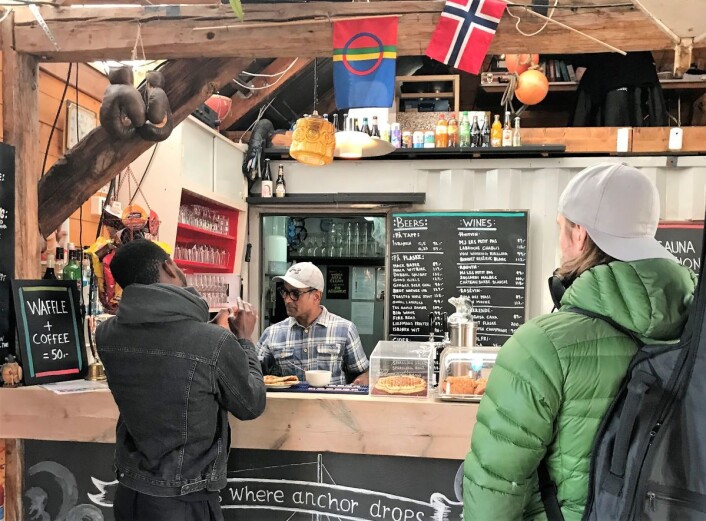 Antonio Karumadasa står i kassen på Café Naustet på Salt. Her kan hunder være med eieren. Foto: Sara Louise Svendsen Antonio Karumadasa står i kassen på Café Naustet på Salt. Her kan hunder være med eieren. Foto: Sara Louise Svendsen