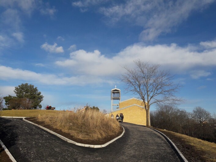 Hasle kirke ligger høyt og åpent ved Keyserløkka, men ble nylig kåret av kristenavisa Dagen som landets tredje styggeste. Foto: Anders Høilund Hasle kirke ligger høyt og åpent ved Keyserløkka, men ble nylig kåret av kristenavisa Dagen som landets tredje styggeste. Foto: Anders Høilund