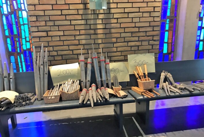 De gamle orgelpipene ligger på rekke og rad inne i Hasle kirke. Foto: Sara Louise Svendsen De gamle orgelpipene ligger på rekke og rad inne i Hasle kirke. Foto: Sara Louise Svendsen