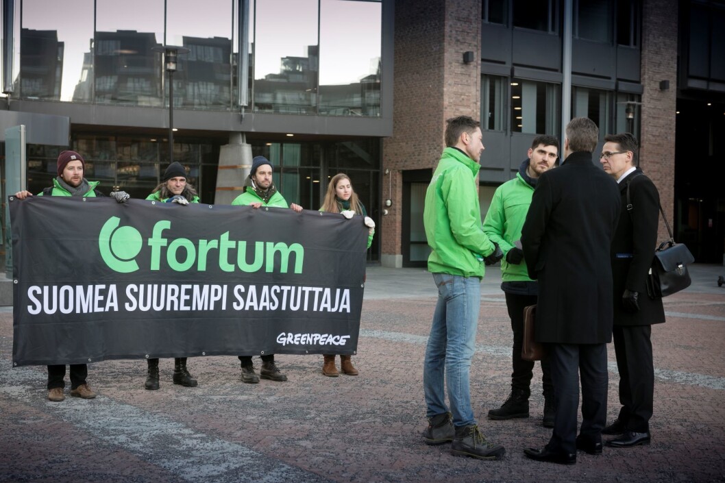 Fortum er på vei inn til et møte med investeringsselskapet SEB, som vil finansiere oppkjøpet av Uniper. Foto: Johanna Hanno / Greenpeace Fortum er på vei inn til et møte med investeringsselskapet SEB, som vil finansiere oppkjøpet av Uniper. Foto: Johanna Hanno / Greenpeace