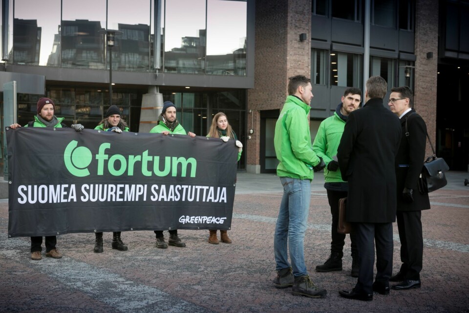 Fortum er på vei inn til et møte med investeringsselskapet SEB, som vil finansiere oppkjøpet av Uniper. Foto: Johanna Hanno / Greenpeace