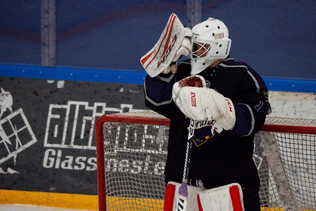 Grüners Misa Pietilä ble pepret med skudd i eliteseriekampen i ishockey mot Grüner. Kampen endte til slutt 6-1. Foto: Annika Byrde / NTB scanpix Grüners Misa Pietilä ble pepret med skudd i eliteseriekampen i ishockey mot Grüner. Kampen endte til slutt 6-1. Foto: Annika Byrde / NTB scanpix