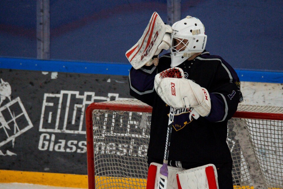 Grüners Misa Pietilä ble pepret med skudd i eliteseriekampen i ishockey mot Grüner. Kampen endte til slutt 6-1. Foto: Annika Byrde / NTB scanpix