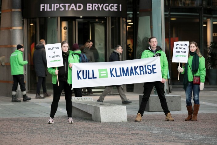 Kull gir klimakrise er budskapet til Greenpeace. Foto: Johanna Hanno / Greenpeace Kull gir klimakrise er budskapet til Greenpeace. Foto: Johanna Hanno / Greenpeace