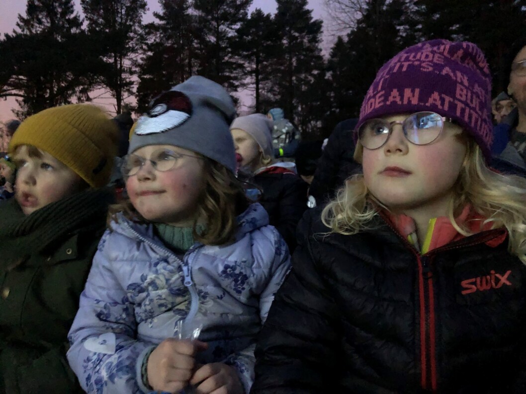 Fra venstre: Alma Bech-Wisting (6), Lilly Bech-Wisting (8) og Liv Kristine Kverndalen Bech (5) ser på Ekspedisjon Knerten. Foto: Ida Theresa Myklebost Fra venstre: Alma Bech-Wisting (6), Lilly Bech-Wisting (8) og Liv Kristine Kverndalen Bech (5) ser på Ekspedisjon Knerten. Foto: Ida Theresa Myklebost
