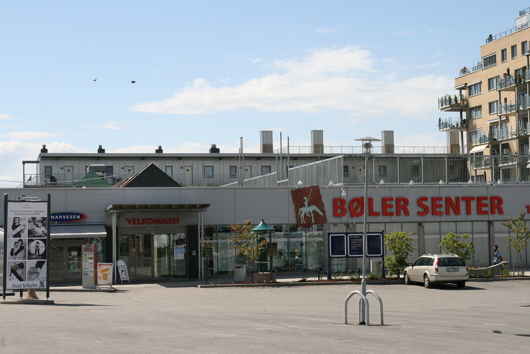 Bilene begynte å brenne her, på parkeringsplassen til Bøler senter. Foto: Kjetil Ree / Wikipedia Bilene begynte å brenne her, på parkeringsplassen til Bøler senter. Foto: Kjetil Ree / Wikipedia