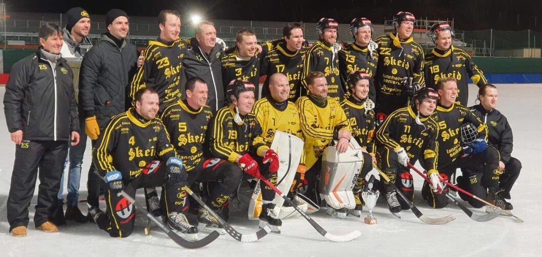 Skeid er seriemestere og rykker opp til eliteserien. Det var sjeldent god stemning under bandykampen på Frogner stadion. Foto: Skeid bandy Skeid er seriemestere og rykker opp til eliteserien. Det var sjeldent god stemning under bandykampen på Frogner stadion. Foto: Skeid bandy