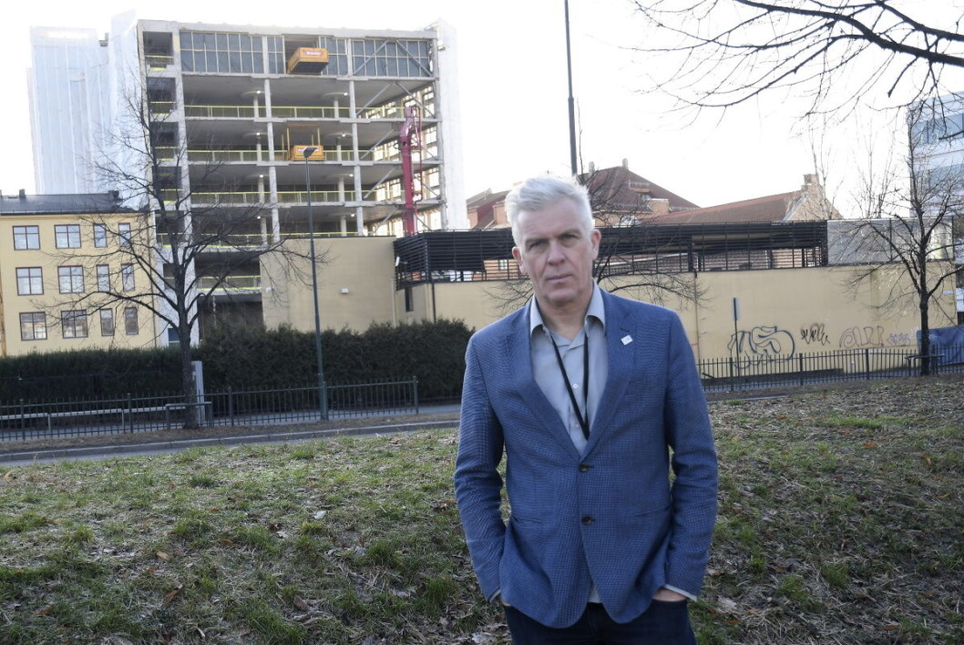 Dekan for de kreative fagene ved Høyskolen Kristiania, Jørn Mortensen, gleder seg til å flytte inn i bygget som reiser seg i bakgrunnen. Innflyttingen skjer til skolestart høsten 2021. Foto: Christian Boger Dekan for de kreative fagene ved Høyskolen Kristiania, Jørn Mortensen, gleder seg til å flytte inn i bygget som reiser seg i bakgrunnen. Innflyttingen skjer til skolestart høsten 2021. Foto: Christian Boger