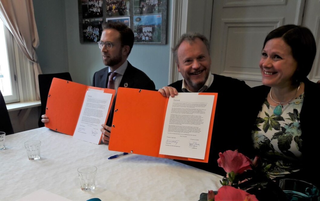 Modernisering- og kommunalminister Nikolay Astrup, byrådsleder Raymond Johansen og byråd Hanna Marcussen med avtalen ferdig signert. Foto: Anders Høilund Modernisering- og kommunalminister Nikolay Astrup, byrådsleder Raymond Johansen og byråd Hanna Marcussen med avtalen ferdig signert. Foto: Anders Høilund