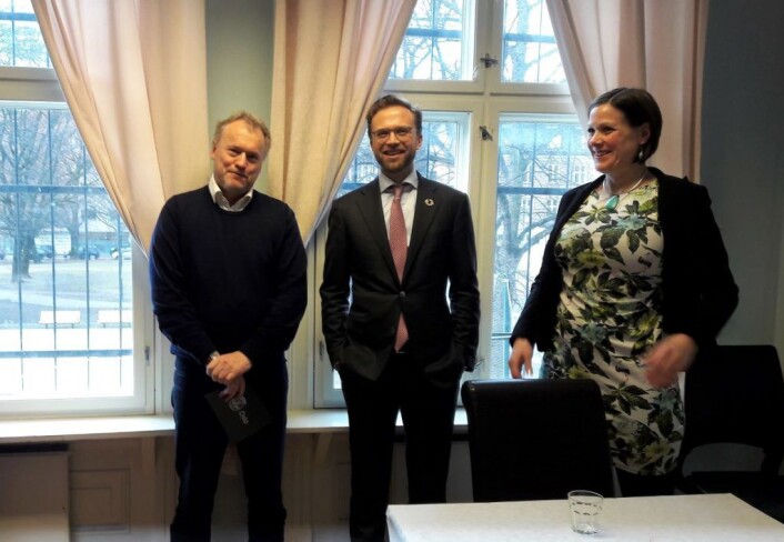 Byrådsleder Raymond Johansen, modernisering- og kommunalminister Nikolai Astrup og byråd Hanna E. Marcussen i Sportsklubben Sterlings lokaler på Grønland. Foto: Anders Høilund Byrådsleder Raymond Johansen, modernisering- og kommunalminister Nikolai Astrup og byråd Hanna E. Marcussen i Sportsklubben Sterlings lokaler på Grønland. Foto: Anders Høilund
