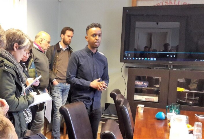 Ahmed Hassan forteller om Ideell Sikkerhet for presse og politikere. Lokale sosiale entreprenører er viktige medarbeidere for å løfte områdene Tøyen og Grønland. Foto: Anders Høilund Ahmed Hassan forteller om Ideell Sikkerhet for presse og politikere. Lokale sosiale entreprenører er viktige medarbeidere for å løfte områdene Tøyen og Grønland. Foto: Anders Høilund