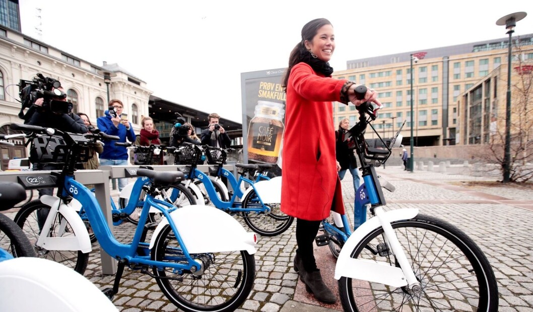 Her løser byråd for miljø og samferdsel, Lan Marie Nguyen Berg (MDG), ut den første bysykkelen i 2016 ved Østbanehallen. Foto: Lise Åserud / NTB scanpix Her løser byråd for miljø og samferdsel, Lan Marie Nguyen Berg (MDG), ut den første bysykkelen i 2016 ved Østbanehallen. Foto: Lise Åserud / NTB scanpix