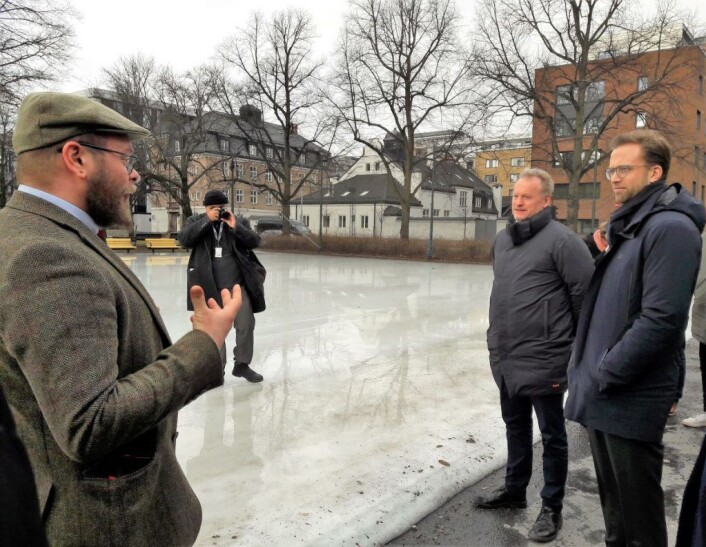 Områdeløft Grønland og Tøyens Leo Rygnestad forklarer at lokalbefolkningen må være med på planleggingen av uterommene. Raymond Johansen og Nikolai Astrup lytter. Foto: Anders Høilund Områdeløft Grønland og Tøyens Leo Rygnestad forklarer at lokalbefolkningen må være med på planleggingen av uterommene. Raymond Johansen og Nikolai Astrup lytter. Foto: Anders Høilund