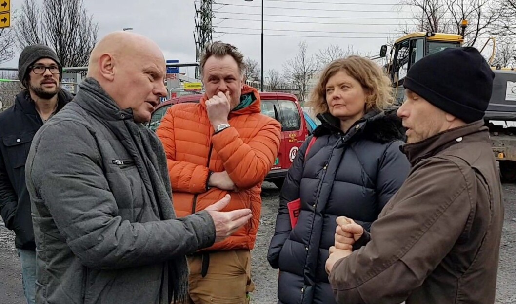 Prosjektsjef i OBOS Eiendom, Tore Humberset (til v.), møtte sinte Vålerenga-naboer, som stanset firma i å begynne demontering av Sotakiosken. Foto: La Sotakiosken leve Prosjektsjef i OBOS Eiendom, Tore Humberset (til v.), møtte sinte Vålerenga-naboer, som stanset firma i å begynne demontering av Sotakiosken. Foto: La Sotakiosken leve