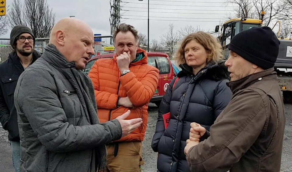 Prosjektsjef i OBOS Eiendom, Tore Humberset (til v.), møtte sinte Vålerenga-naboer, som stanset firma i å begynne demontering av Sotakiosken. Foto: La Sotakiosken leve