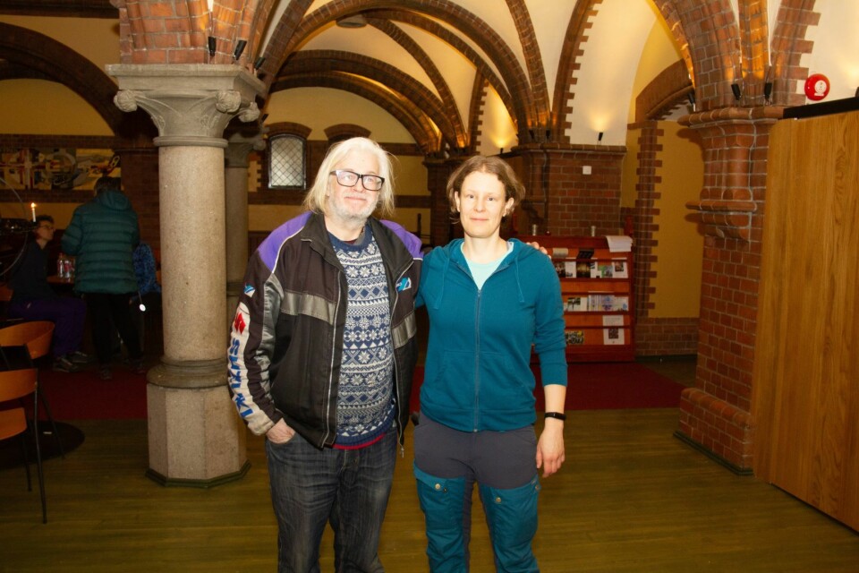 Dave fra England (til v.) og Adrienn, fra Ungarn, som er vert i kirken denne natta. Foto: Hans Magnus Borge