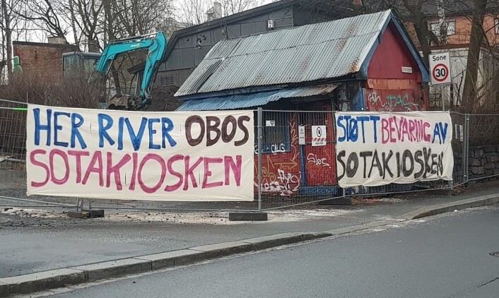 Aksjonister festet store bannere på sikkerhetsgjerdet rundt Sotakiosken. Foto: Hege Stensrud Høsøien Aksjonister festet store bannere på sikkerhetsgjerdet rundt Sotakiosken. Foto: Hege Stensrud Høsøien