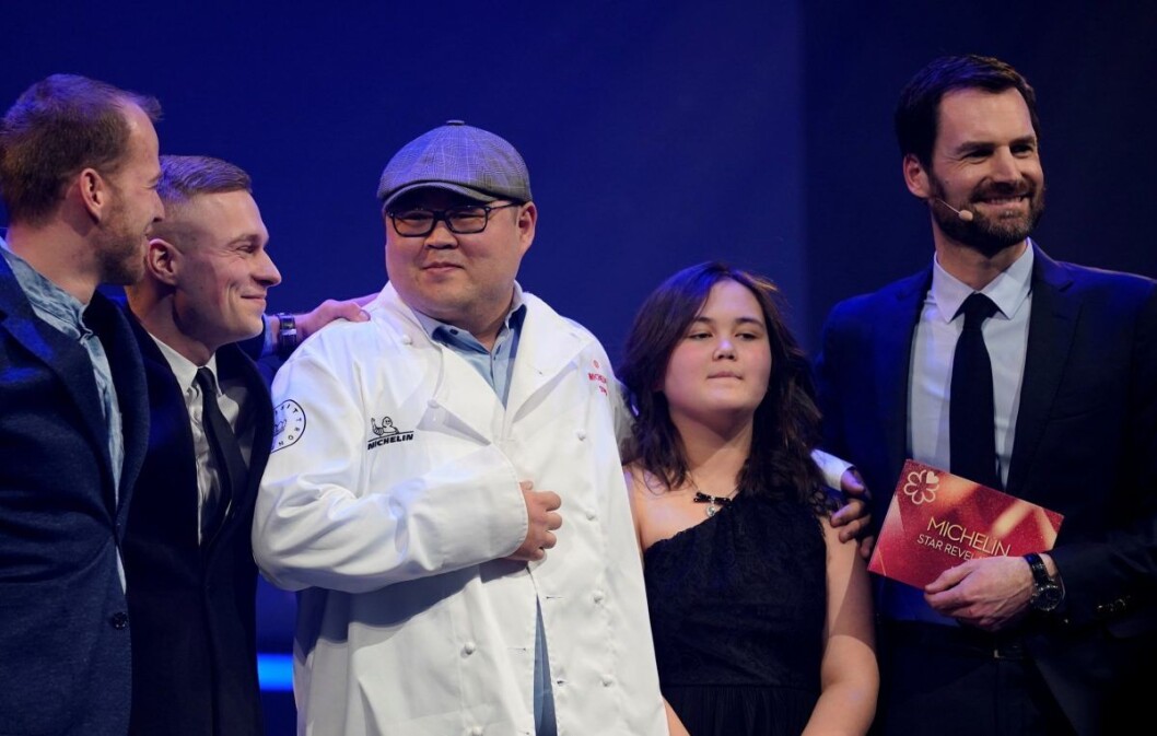 Vladimir Pak (med caps) fra Vika-restauranten Omakase tok på seg kokkejakke med Michelin-stjerne i Olavshallen mandag. Foto: Ole Martin Wold / NTB scanpix Vladimir Pak (med caps) fra Vika-restauranten Omakase tok på seg kokkejakke med Michelin-stjerne i Olavshallen mandag. Foto: Ole Martin Wold / NTB scanpix