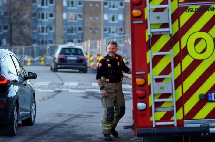 Redningsetatene var på plass rett etter klokken 16, og vannet er ledet vekk fra bygninger og ned i en grop, opplyser politiet.<br />Foto: Fredrik Hagen / NTB scanpix Redningsetatene var på plass rett etter klokken 16, og vannet er ledet vekk fra bygninger og ned i en grop, opplyser politiet.<br />Foto: Fredrik Hagen / NTB scanpix