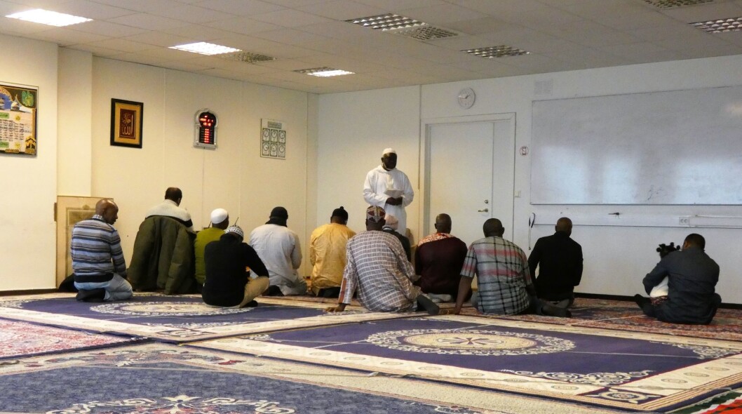 Imam Saidy taler til sin forsamling i Den gambiske moskeen. Foto: Márcia Vagos Imam Saidy taler til sin forsamling i Den gambiske moskeen. Foto: Márcia Vagos
