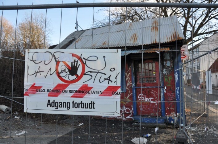 Etter å ha blitt påtent flere ganger er det satt opp sikkerhetsgjerde rundt Sotakiosken i Etterstadgata øverst på Vålerenga. Foto: Arnsten Linstad Etter å ha blitt påtent flere ganger er det satt opp sikkerhetsgjerde rundt Sotakiosken i Etterstadgata øverst på Vålerenga. Foto: Arnsten Linstad