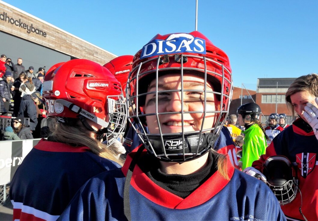 Ingebjørg Kvaal-Knutsen (20) skåret Norges første mål i VM 2020. Krigsmalingen i ansiktet er ikke for pynt, men for å dempe refleksen fra isen i solskinnet. Foto: Anders Høilund Ingebjørg Kvaal-Knutsen (20) skåret Norges første mål i VM 2020. Krigsmalingen i ansiktet er ikke for pynt, men for å dempe refleksen fra isen i solskinnet. Foto: Anders Høilund