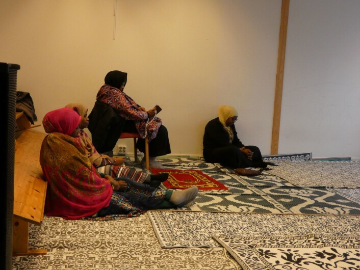 Kvinnene sitter i "Main prayer hall, Women". Foto: Márcia Vagos Kvinnene sitter i "Main prayer hall, Women". Foto: Márcia Vagos