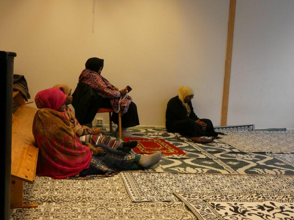 Kvinnene sitter i 'Main prayer hall, Women'. Foto: Márcia Vagos