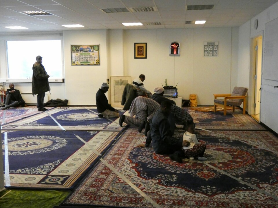 Muslimer skal be 5 ganger om dagen innenfor gitte tidsfrister. Om vinteren i Norge er det kort tid mellom de ulike bønnene. Foto: Márcia Vagos