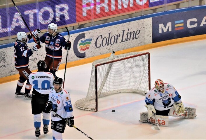 Jørgen Karterud (bak mål) kunne juble for scoring etter drøyt tre minutter. Foto:André Kjernsli Jørgen Karterud (bak mål) kunne juble for scoring etter drøyt tre minutter. Foto:André Kjernsli