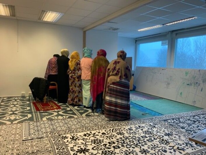 Bønn i kvinnerommet. Jeg våga meg ikke inn i rekka av bedende denne gangen. Foto: Kjersti Opstad Bønn i kvinnerommet. Jeg våga meg ikke inn i rekka av bedende denne gangen. Foto: Kjersti Opstad