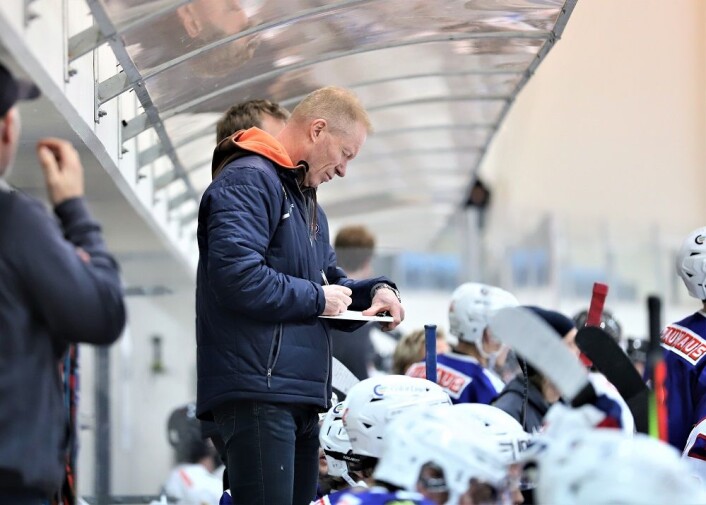 Roy Johansen noterer seg at Narvik scorer i undertall. Foto: André Kjernsli Roy Johansen noterer seg at Narvik scorer i undertall. Foto: André Kjernsli