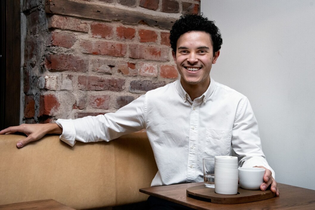 Barista Julian Cummings forteller om kaffebaren Tim Wendelboes opptatthet av detaljer og teknikk når de brenner kaffen. Foto: Bjørnar Morønning Barista Julian Cummings forteller om kaffebaren Tim Wendelboes opptatthet av detaljer og teknikk når de brenner kaffen. Foto: Bjørnar Morønning