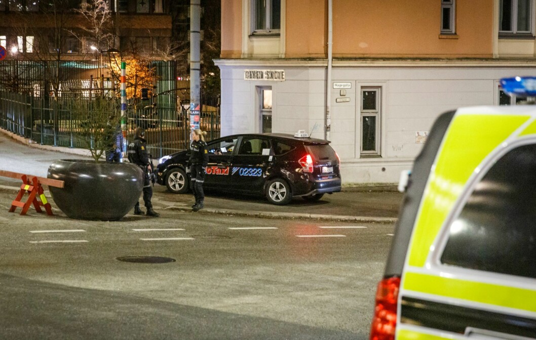 Væpnet politi på Tøyen i Oslo tidlig torsdag morgen. Foto: Alexander Vestrum / NTB scanpix