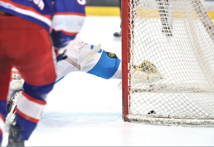 Narvik-keeperen strekker seg forgjeves etter pucken, og VIF tar ledelsen for andre gang i kampen. Foto: André Kjernsli Narvik-keeperen strekker seg forgjeves etter pucken, og VIF tar ledelsen for andre gang i kampen. Foto: André Kjernsli