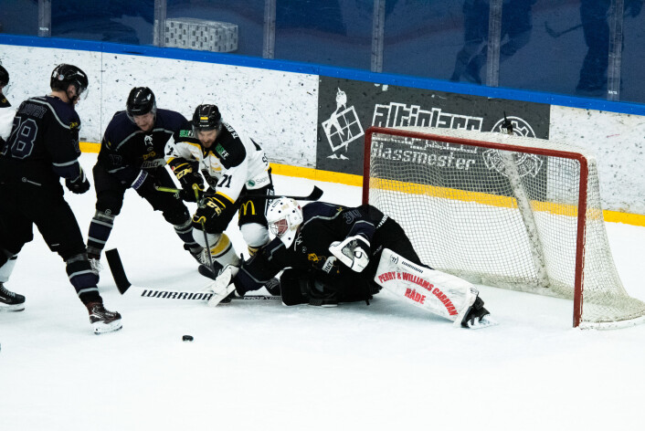 Banens beste Mikkel Wiik #30 med en av mange avgjørende redninger for seieren. Foto: Bjørnar Morønning Banens beste Mikkel Wiik #30 med en av mange avgjørende redninger for seieren. Foto: Bjørnar Morønning