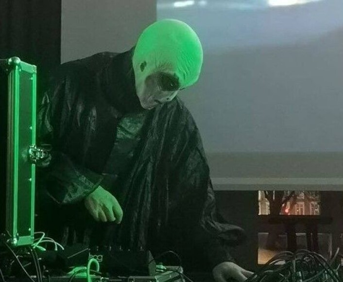 Alwanzatar er en bemannet romsonde fortapt i kosmisk tåke og sfærenes syrlige sang, hevder arrangøren LilleLyd. Foto. Privat Alwanzatar er en bemannet romsonde fortapt i kosmisk tåke og sfærenes syrlige sang, hevder arrangøren LilleLyd. Foto. Privat