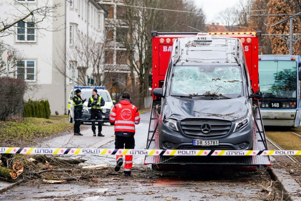 Drosjesjåføren slapp unna med lettere skader, opplyser politiet. Foto: Heiko Junge / NTB scanpix Drosjesjåføren slapp unna med lettere skader, opplyser politiet. Foto: Heiko Junge / NTB scanpix