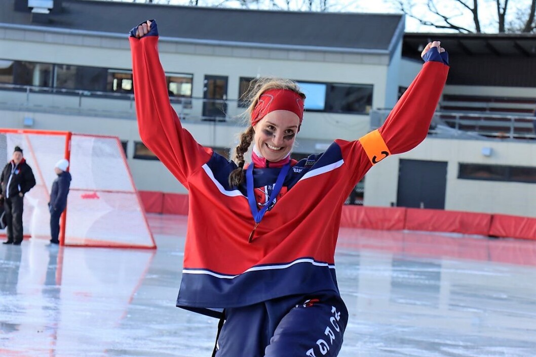 En stolt og glad kaptein Lene Skrettingland med bronsemedaljen rundt halsen. Lene fikk sitt første møte med bandy på Skeidbanen. Nå håper hun at VM kan gi sporten en boost, slik at flere jenter kan få muligheten til å spille. Foto: Fabian Eggum En stolt og glad kaptein Lene Skrettingland med bronsemedaljen rundt halsen. Lene fikk sitt første møte med bandy på Skeidbanen. Nå håper hun at VM kan gi sporten en boost, slik at flere jenter kan få muligheten til å spille. Foto: Fabian Eggum