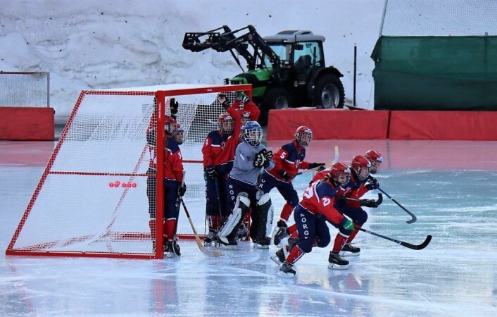 Norge leverte i følge trener Arild Aamot en nær perfekt kamp da de slo Finland 6-1. Seks av jentene spiller i den svenske eliteserien, mens resten har forberedt seg til VM på norske baner. Nå må flere jenter få muligheten til å knyte på seg bandyskøyter. Foto: Fabian Eggum Norge leverte i følge trener Arild Aamot en nær perfekt kamp da de slo Finland 6-1. Seks av jentene spiller i den svenske eliteserien, mens resten har forberedt seg til VM på norske baner. Nå må flere jenter få muligheten til å knyte på seg bandyskøyter. Foto: Fabian Eggum