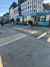 Det skal stå minst fem trikker etter hverandre på Jernbanetorget, som venter på å kunne kjøre videre etter at en buss fikk problemer i Storgata.