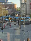 Det skal stå minst fem trikker etter hverandre på Jernbanetorget, som venter på å kunne kjøre videre etter at en buss fikk problemer i Storgata.