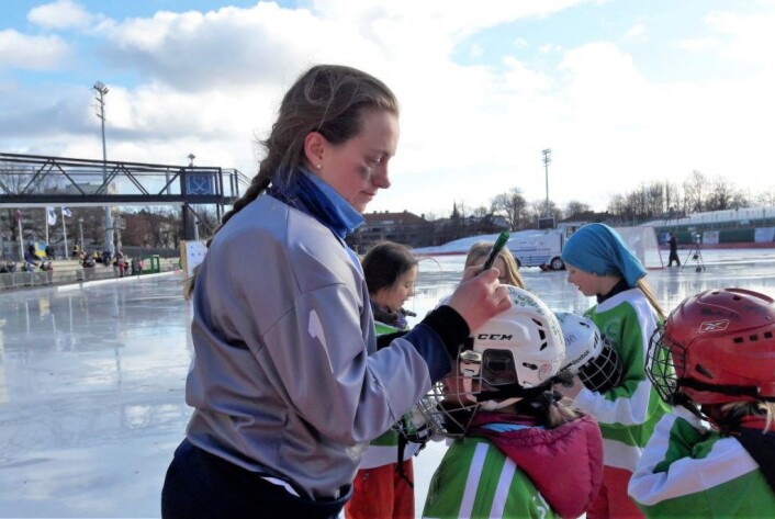 Keeper for Norge og Sagene, Mathilde Hveding Langmo, måtte skrive autografer etter kampen. Hun er fra Voksenlia, men spiller nå for Sagene. Foto: Anders Høilund Keeper for Norge og Sagene, Mathilde Hveding Langmo, måtte skrive autografer etter kampen. Hun er fra Voksenlia, men spiller nå for Sagene. Foto: Anders Høilund