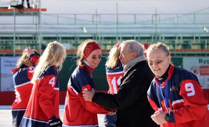 En takknemlig og stolt bandypresident Erik Hansen gratulerer Norges bandyjenter etter seieren i bronsefinalen. Foto: Fabian Eggum En takknemlig og stolt bandypresident Erik Hansen gratulerer Norges bandyjenter etter seieren i bronsefinalen. Foto: Fabian Eggum