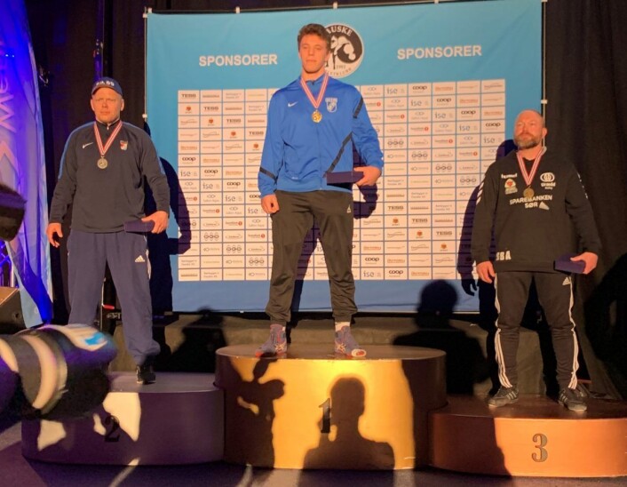 1. plass og NM-gull til tungvekteren Nikola Milatovic i 130 kg-klassen (øverst på pallen) og 2.plassen og sølvet til Tom Rune Ljosåk (til v.). Foto: Privat 1. plass og NM-gull til tungvekteren Nikola Milatovic i 130 kg-klassen (øverst på pallen) og 2.plassen og sølvet til Tom Rune Ljosåk (til v.). Foto: Privat