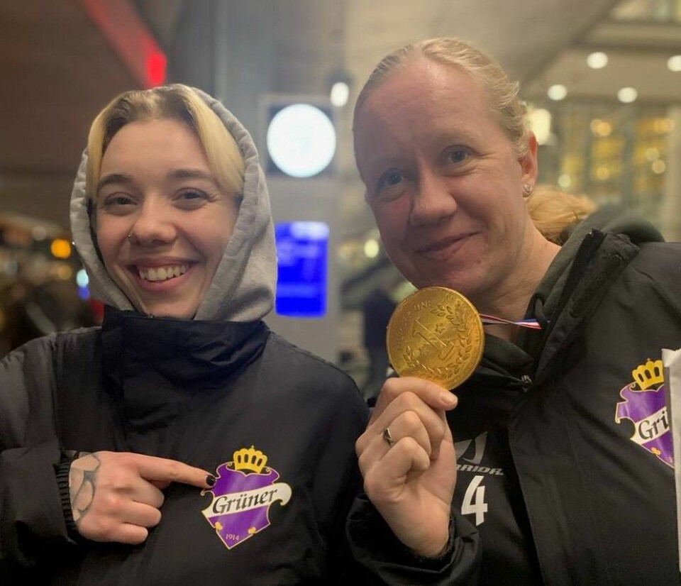 Linn Aakre og Kristin Antonsen er fornøyd med å ha blitt seriemestere i kvinner 1.divisjon i helgen. Foto: Grüner hockey
